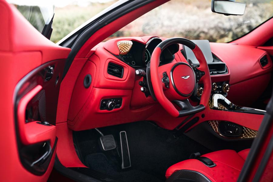 Интерьер Aston Martin DBS GT Zagato 2019 года  (фото 18 из 24)